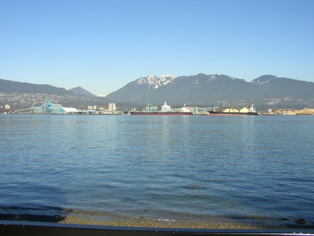 スタンレーパーク（StanleyPark）の海沿いから見る山々